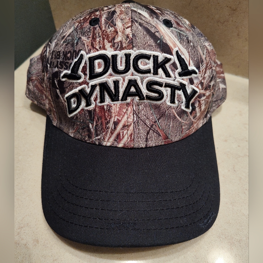 NWT Mossy Oak Duck Dynasty Camouflage and Black--distressed bill Baseball Cap